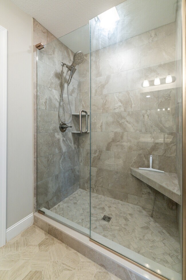 Building Photo - 7703 Honey Oaks Rd