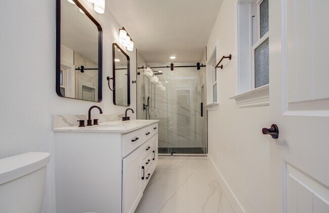 Building Photo - 4914 W 43rd St