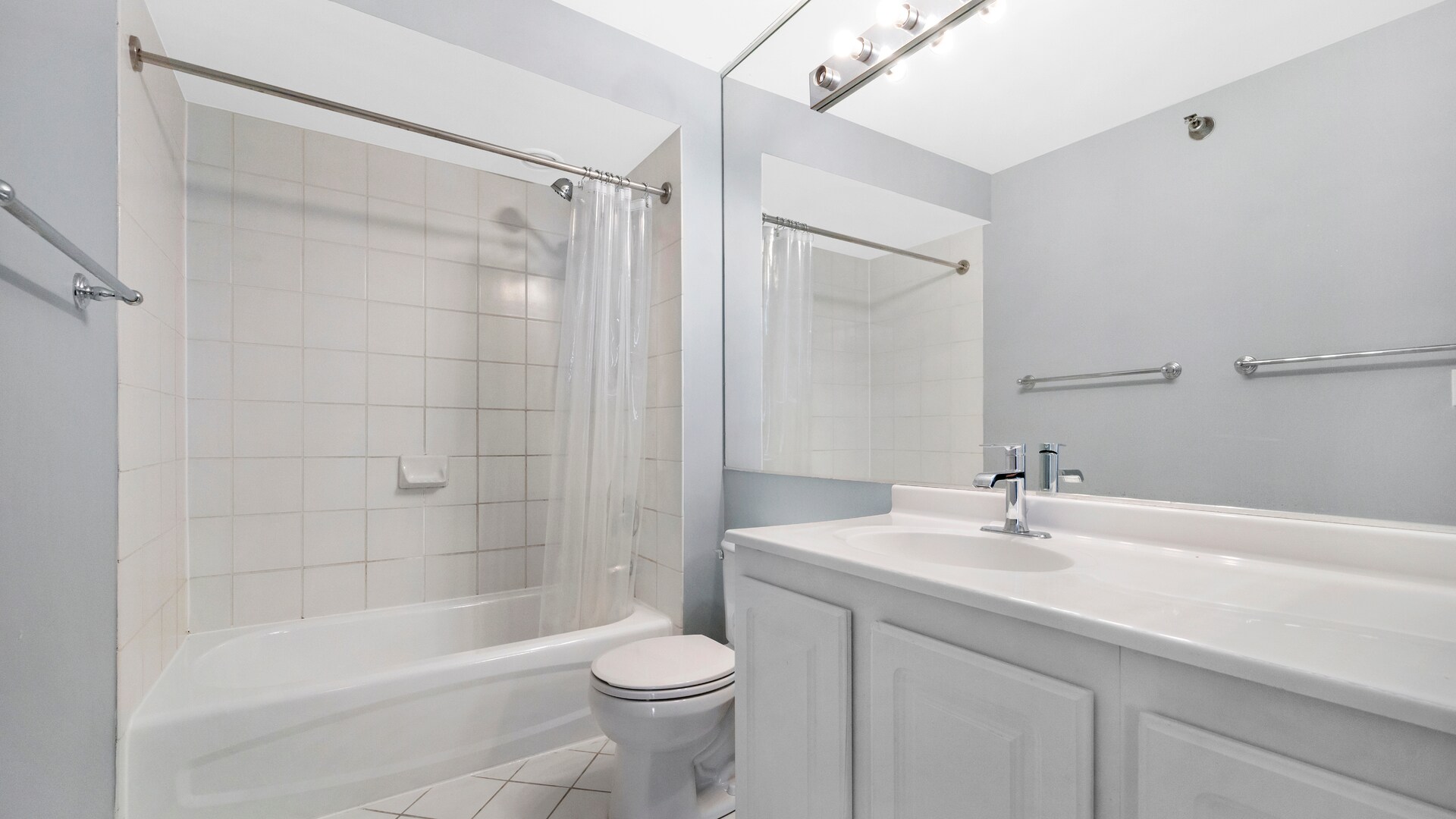 Building Photo - 345 N La Salle Dr