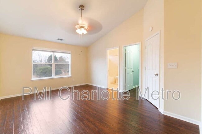 Building Photo - 9344 Greenheather Dr