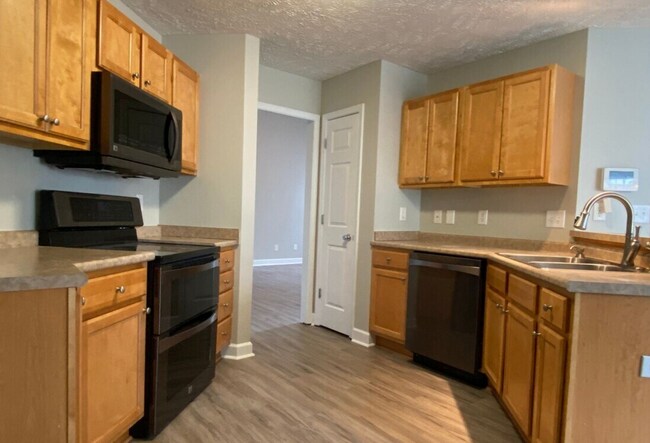 Building Photo - NEW LISTING!!!!