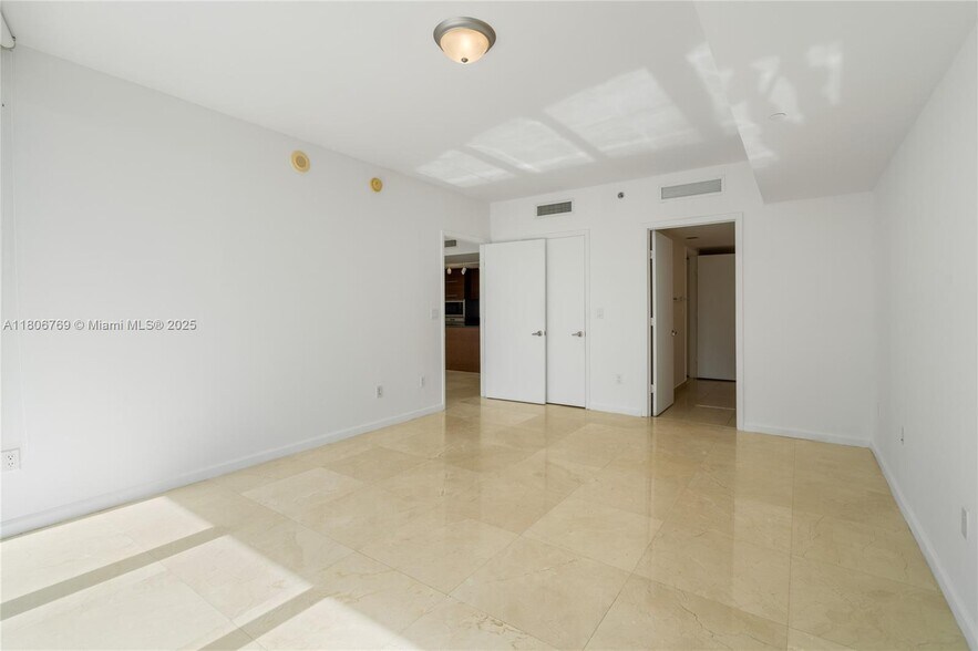 Building Photo - 495 Brickell Ave