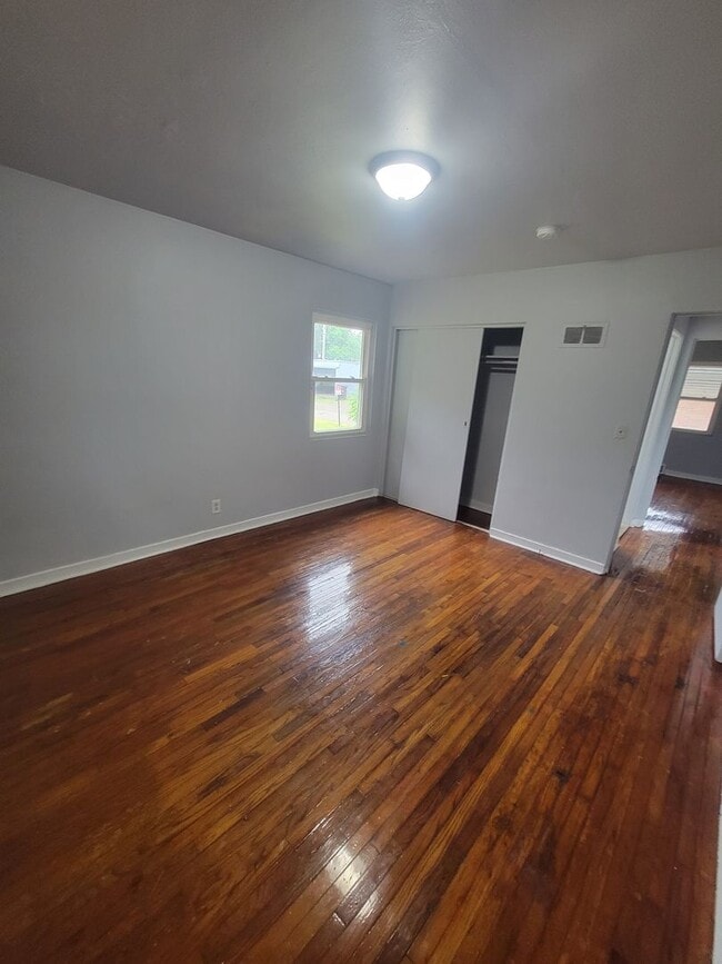 Building Photo - 2 Bedroom / 1.5 Bathroom House with Garage