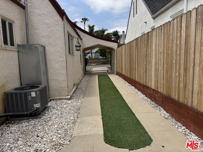 Building Photo - 1344 S Curson Ave