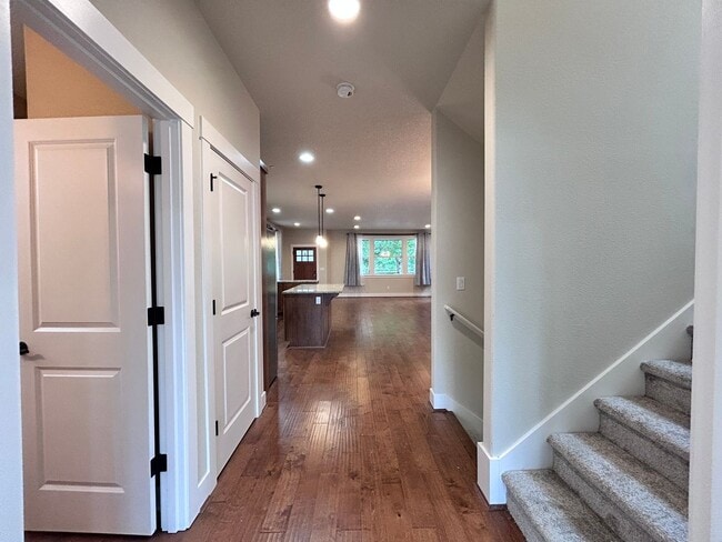 Building Photo - Incredibly Large 4 Bed 2.5 Bath Charmer!