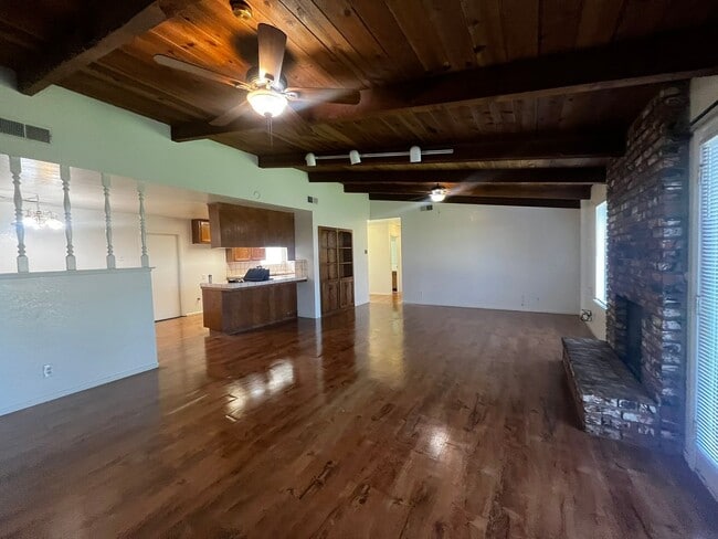 Building Photo - 3142 E Race Ave