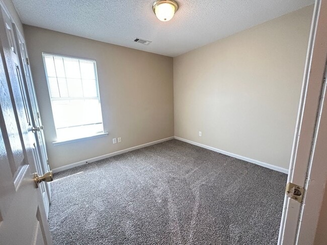 Building Photo - Cozy home in The Commons neighborhood offering split bedroom floor plan! Back yard is fully fence...