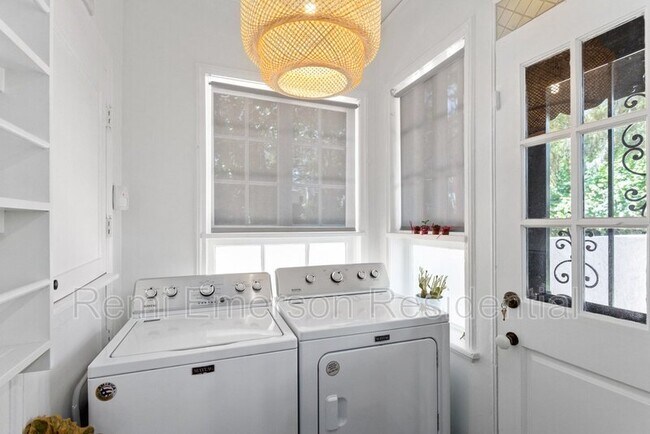 Building Photo - 732 Edgewater Dr