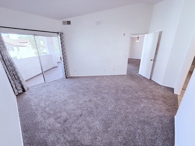 Building Photo - 2-Bed, 2-Bath Condo with Fireplace in San ...