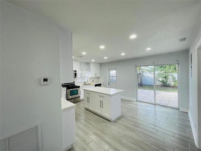 Primary Photo - 2231 SW 14th St