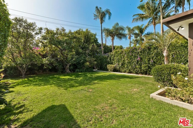 Building Photo - 719 N Bedford Dr