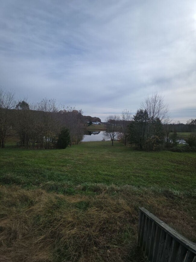 Building Photo - 124 Lake Ln