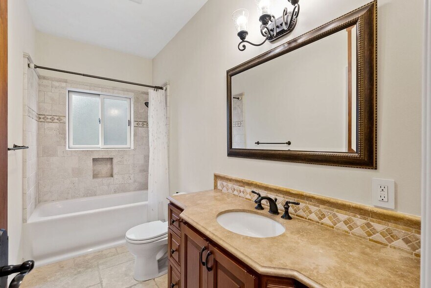 Building Photo - 512 Lakeview Way