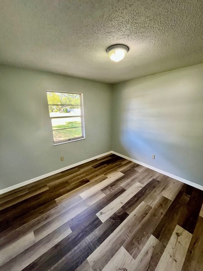 Building Photo - NICE 3BR/2BA Dade City Home w/ a Deck!! NO...