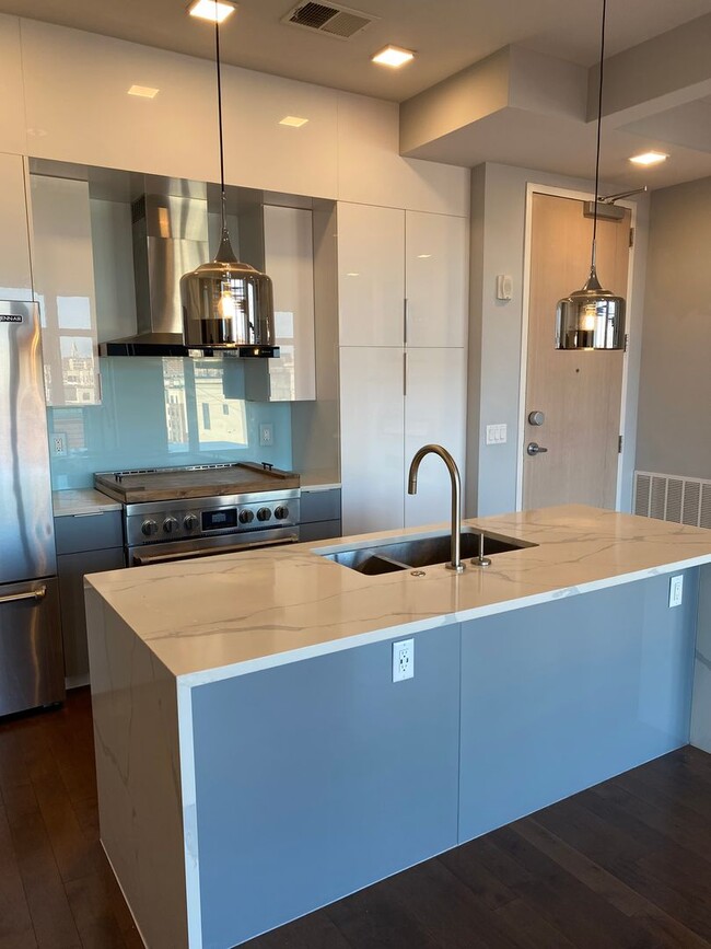 Building Photo - Beautiful CWE Condo with all the Amenities!