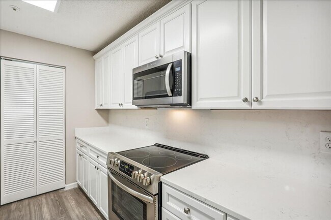 Building Photo - Great 3+2+ Loft in Germantown!