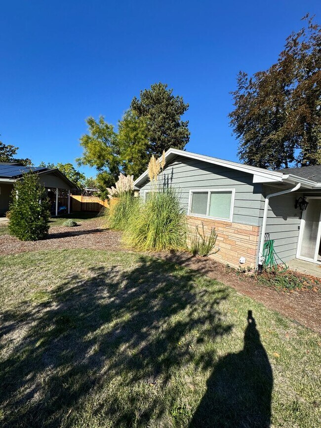 Building Photo - 3 Bedroom 1.5 baths! Walker & Cedar Hills ...