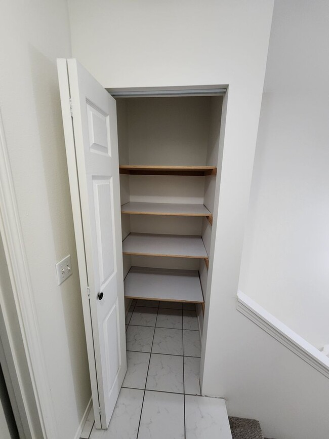 Building Photo - Spacious 3-Bed Duplex Retreat in Tacoma: 1...