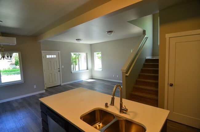 Building Photo - 5 Bedroom, 2.5 Baths Home for Rent, Available in September