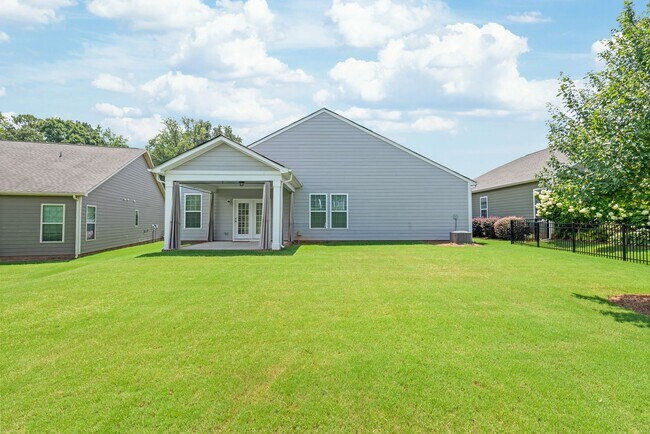 Building Photo - 3 Bedroom Home in Belmont!
