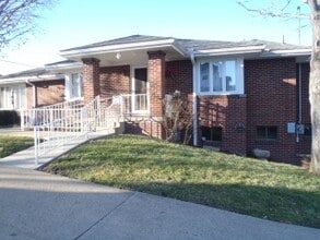 Building Photo - Spacious 3-4 Bedroom Ranch Style House for Rent