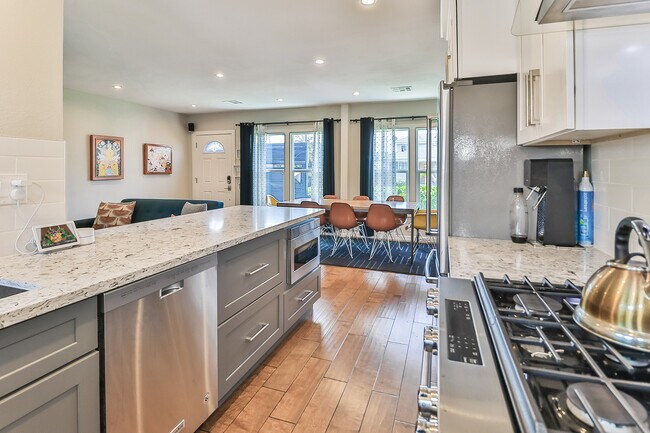 Building Photo - 6027 Comey Ave