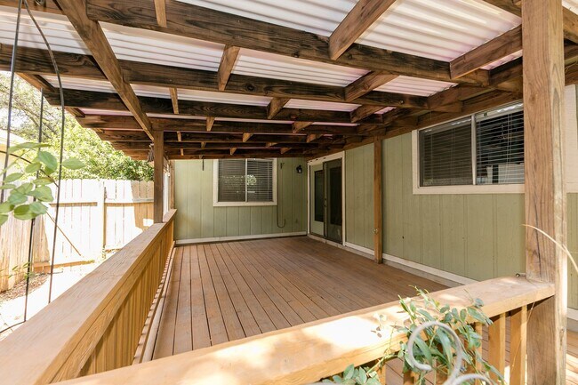 Building Photo - Marvelous in Milwood!