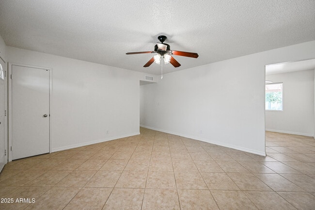 Building Photo - 913 E 7th Dr