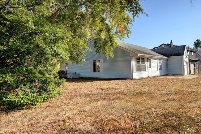 Building Photo - **Charming Ranch-Style 2-Bedroom Home with...