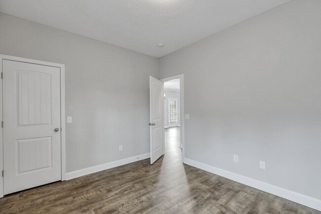 Building Photo - AVAILABLE JUNE [PETS PERMITTED]