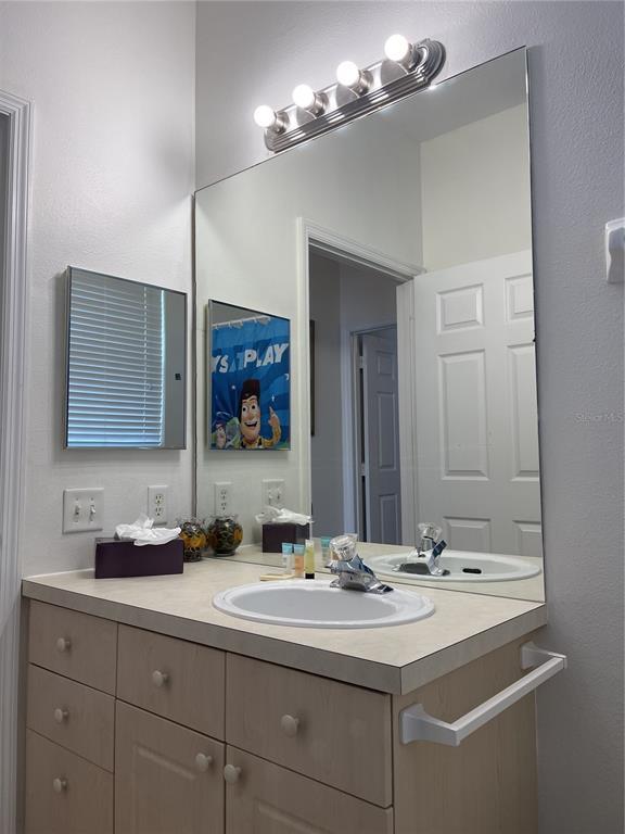 Building Photo - 2306 Silver Palm Dr