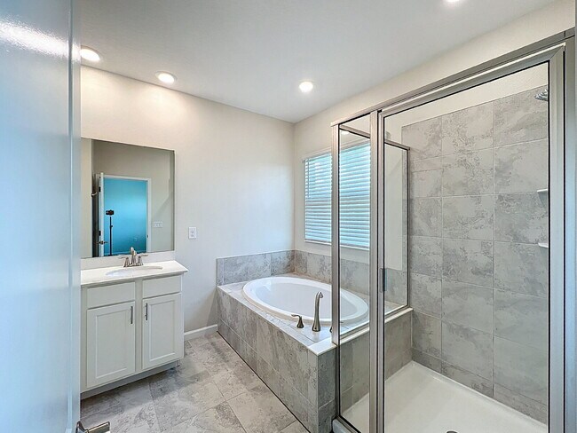 Building Photo - Available Now!  Charming 3-Bedroom Townhou...