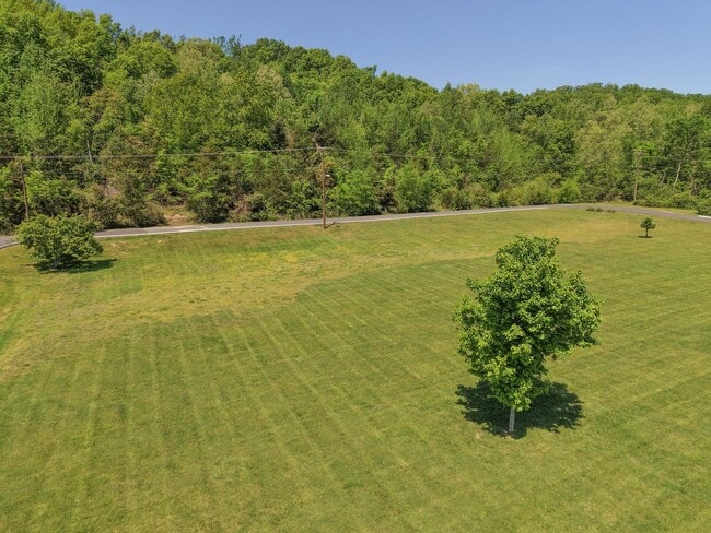 Building Photo - Discover the most affordable home in Belle Forest, located in Nashville's highly coveted 37221 zi...