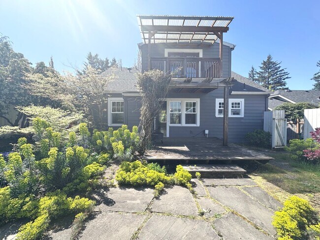 Building Photo - 1928 NE 64th Ave