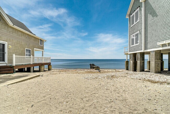 Steps to private beach - 11 Waterbury Ave