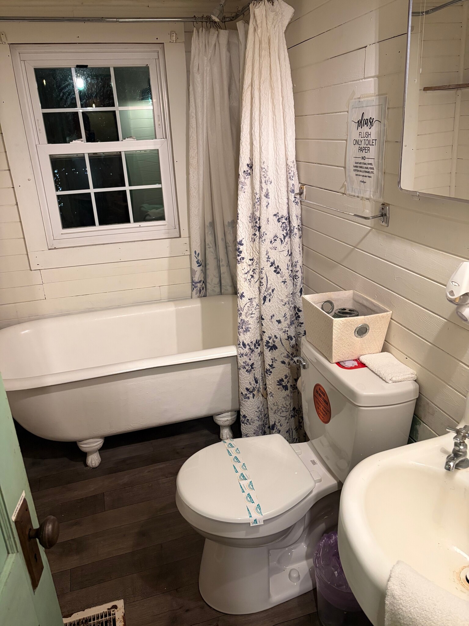 Second bathroom - 2710 Winburn Ter