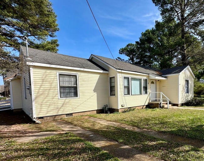 Primary Photo - Welcome to this charming 2-bedroom, 2-bath...