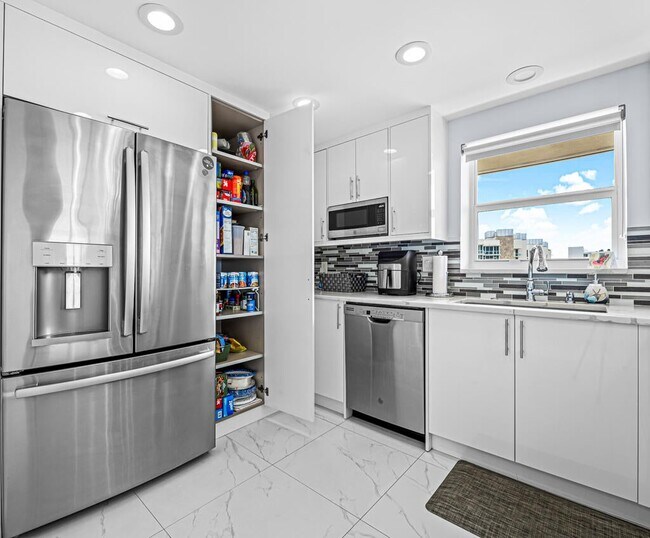 Building Photo - 3581 S Ocean Blvd