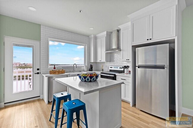 Building Photo - 111 W Sunny Isle Dr