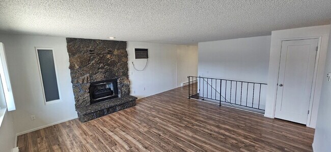 Building Photo - "Charming 3-Bed Duplex with Cozy Fireplace...