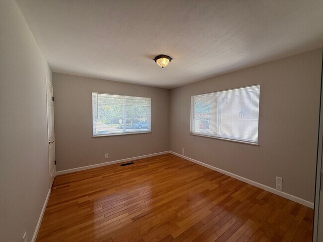 Building Photo - 5536 Fern Dr