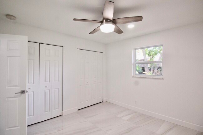 Building Photo - 8867 Sunset Dr
