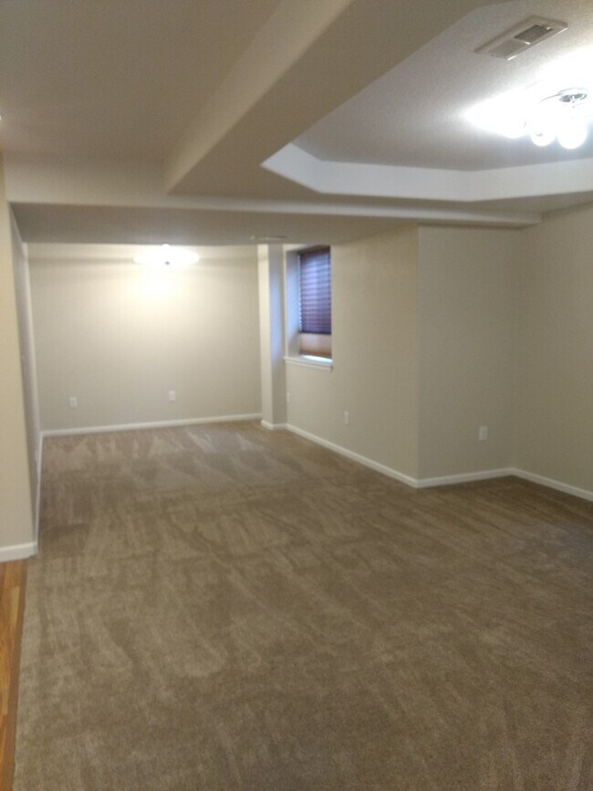 Building Photo - 2 bed/3 bath with spacious finished basement!