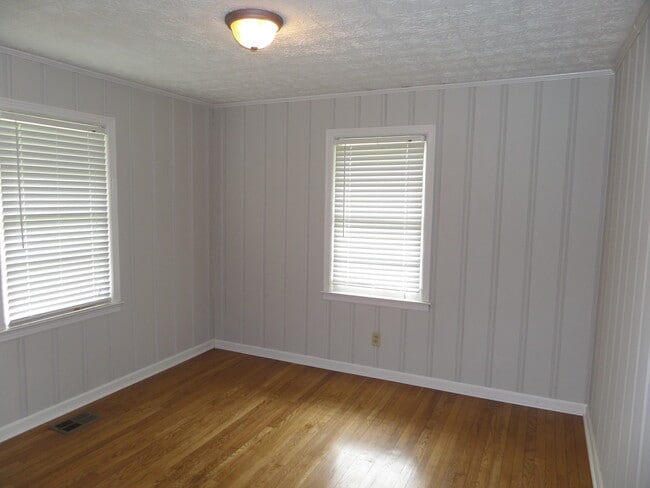 Building Photo - Nice 2 bed 1 bath brick ranch located in M...
