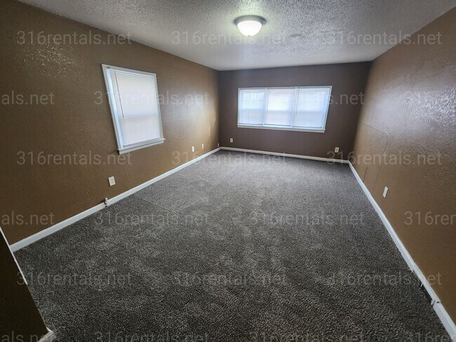 Building Photo - $1,050 - 3 bedroom/ 1 bathroom Single Family Home