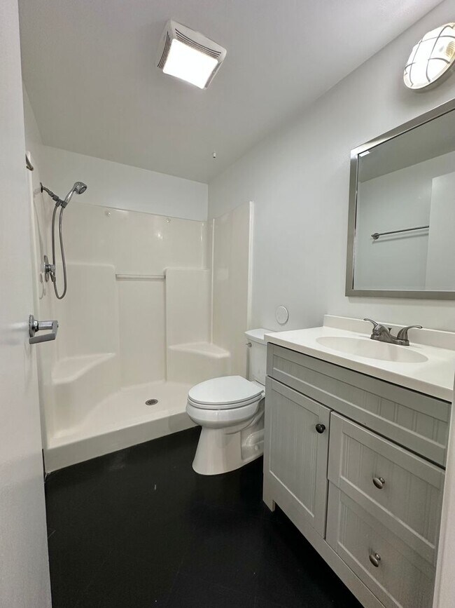 Building Photo - 811