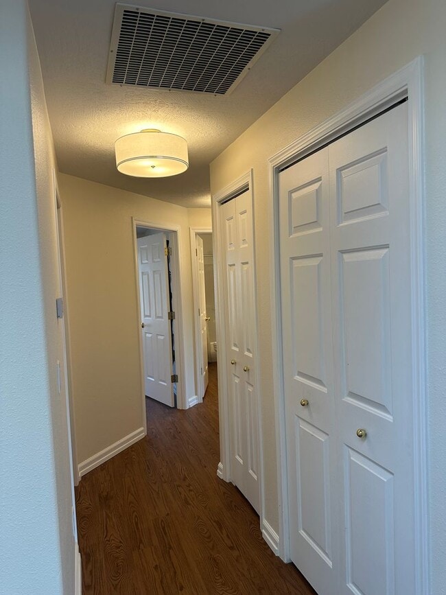 Building Photo - Beautiful 3 bedroom 2 bathroom house in a ...