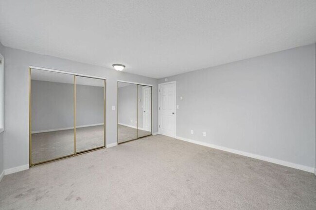 Building Photo - 2 bedroom unit. Pets OK! Lots of upgrades! Full size washer and dryer in every unit!!