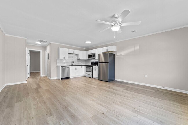 Building Photo - Hot Summer Savings at Villas on 55!