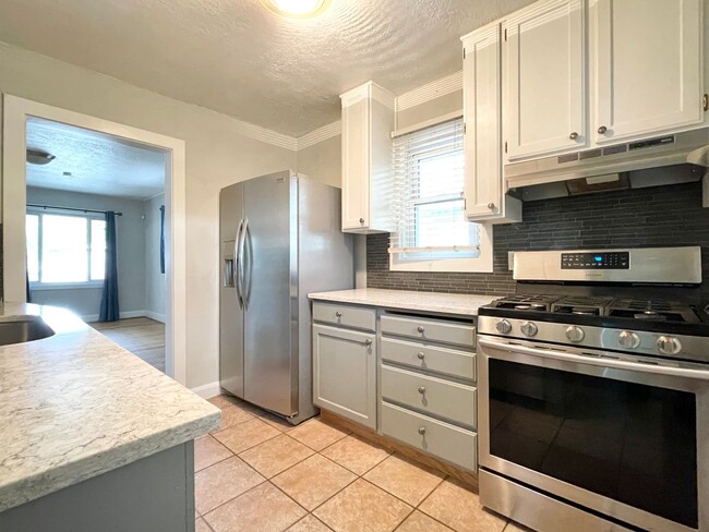 Building Photo - Darling Updated Cottage Near Liberty Park!